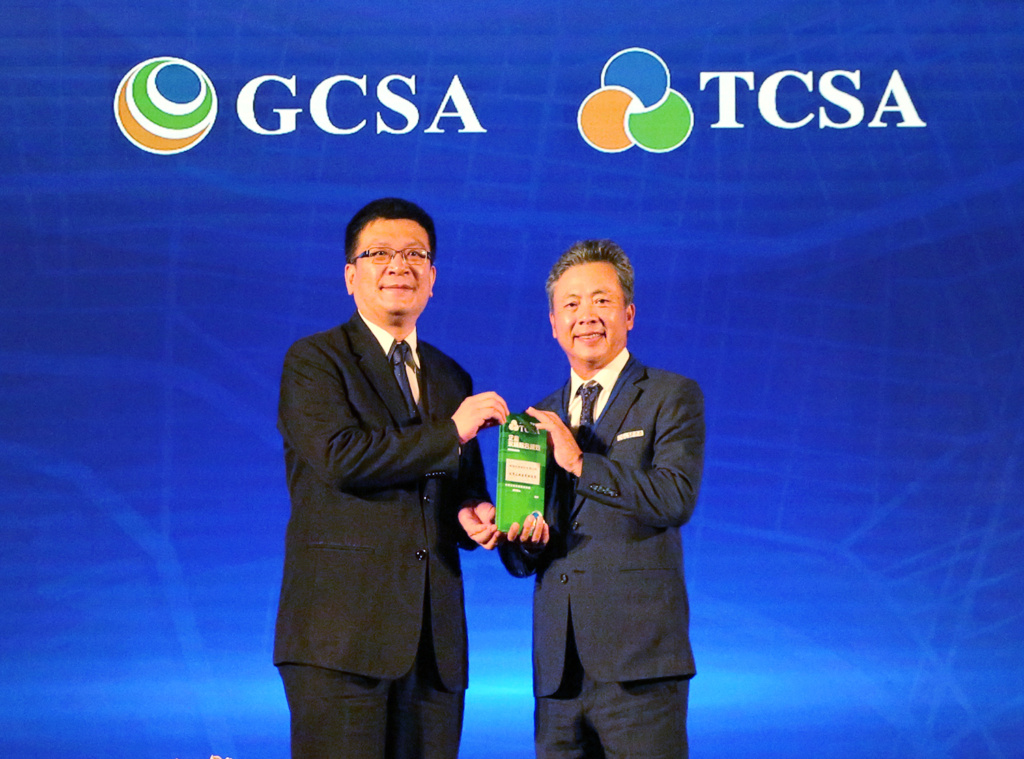 崇越科技執行長李正榮代表崇越科技受頒台灣企業永續獎。